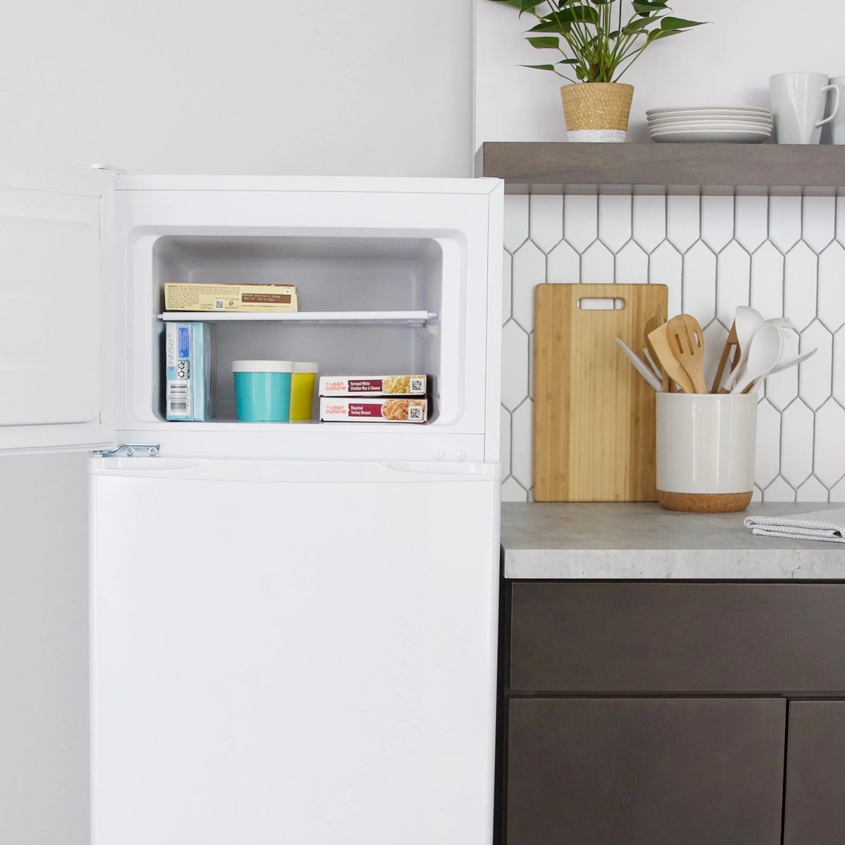 White Top Freezer Refrigerator U694