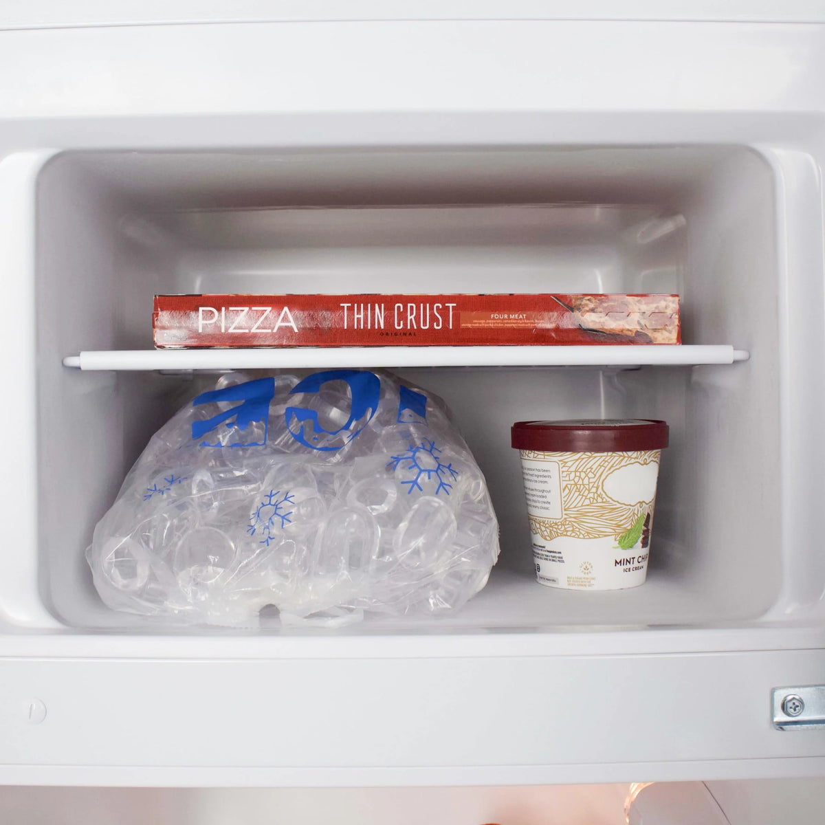 White Top Freezer Refrigerator U694