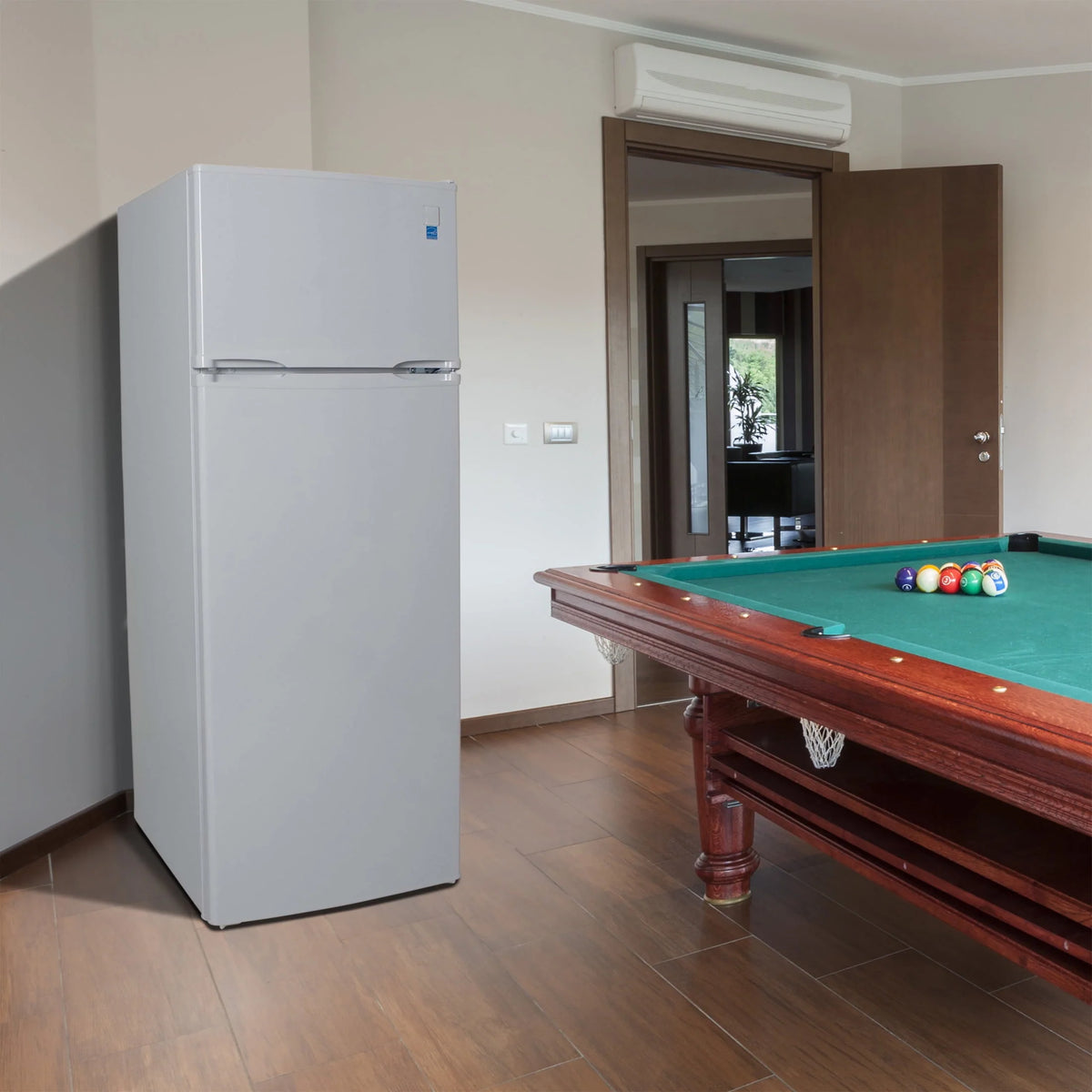 White Top Freezer Refrigerator U694