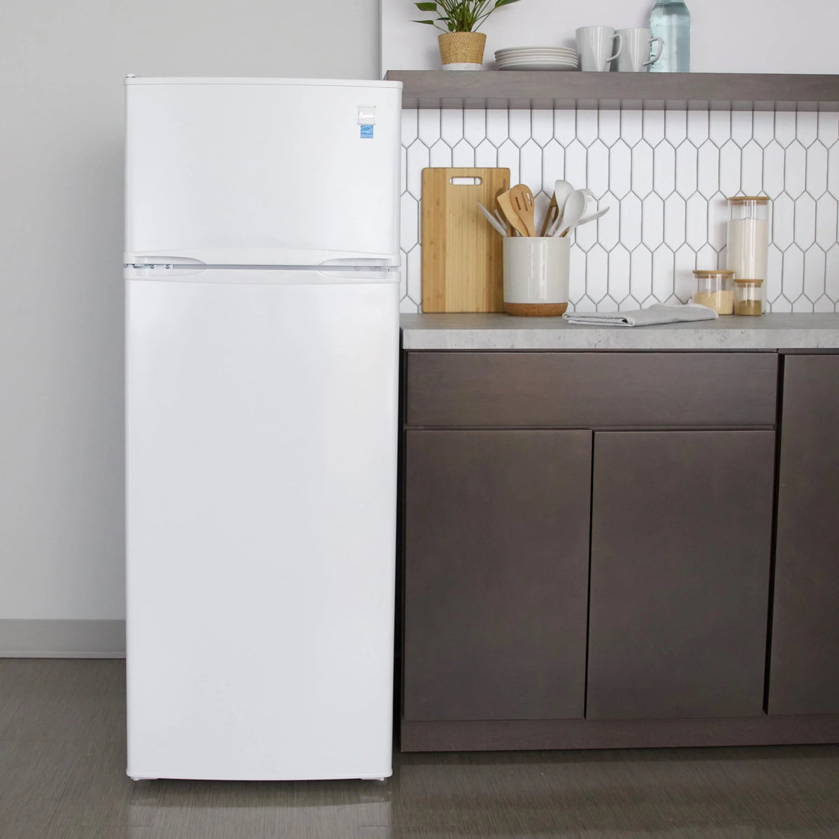 White Top Freezer Refrigerator U694